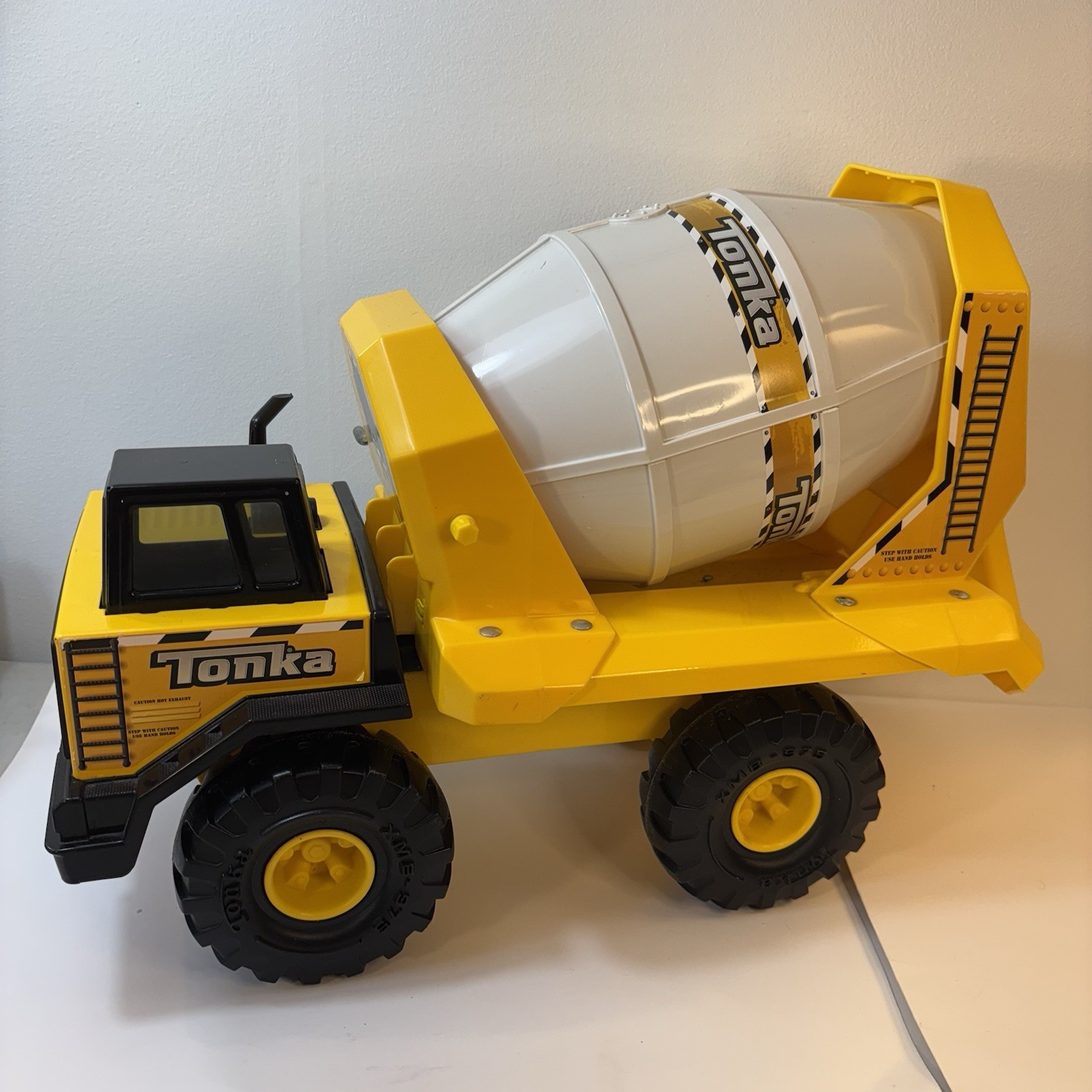 TONKA XMB-975 19″ Cement Concrete Mixer Truck Excellent Condition Yellow White