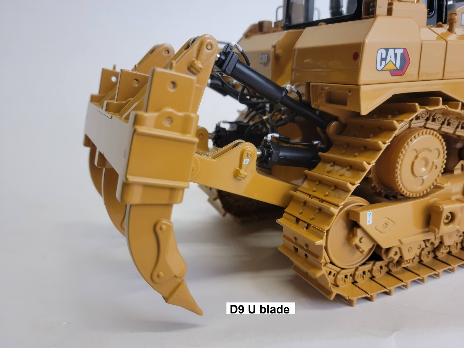 CCM CAT D9 Dozer U Blade – Multi Shank Ripper – Diecast – Scale 1/24 – NIB 2022
