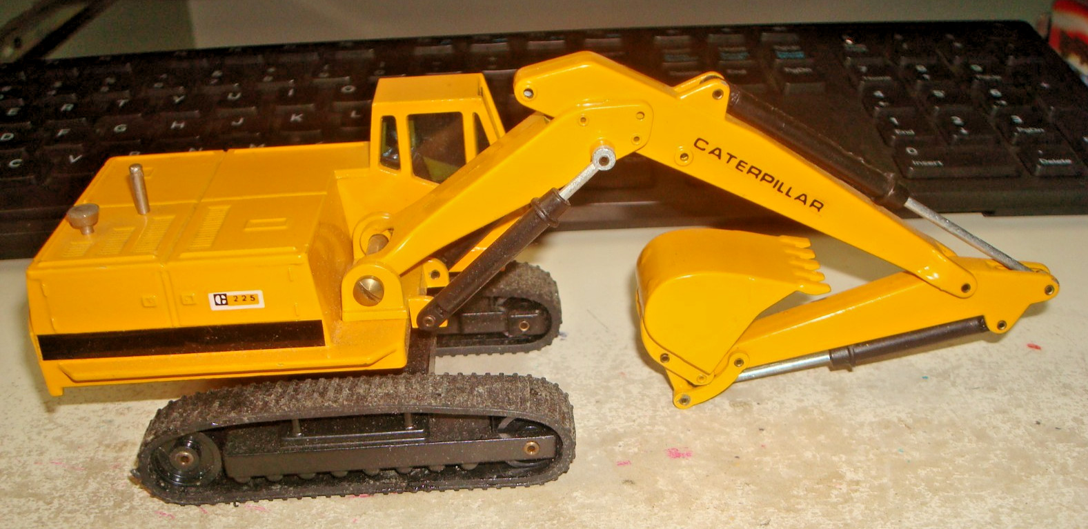 JOAL. CAT 225 EXCAVATOR. 1/70 SCALE.