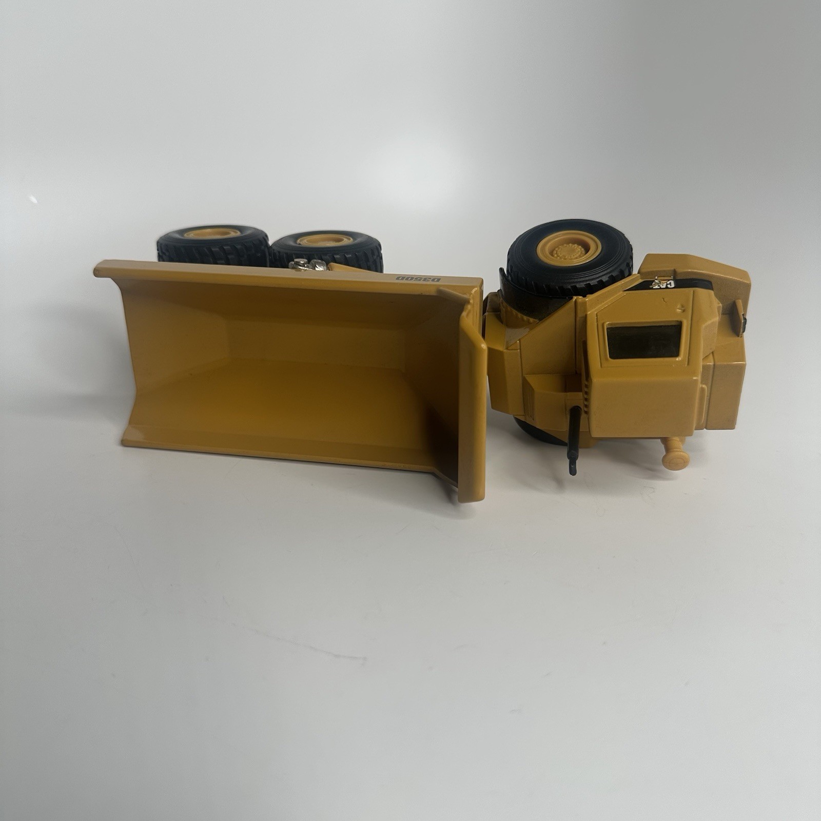 1992 Ertl Caterpillar D3500 Dump Truck 2431 – Construction – 1/50 Scale No Box