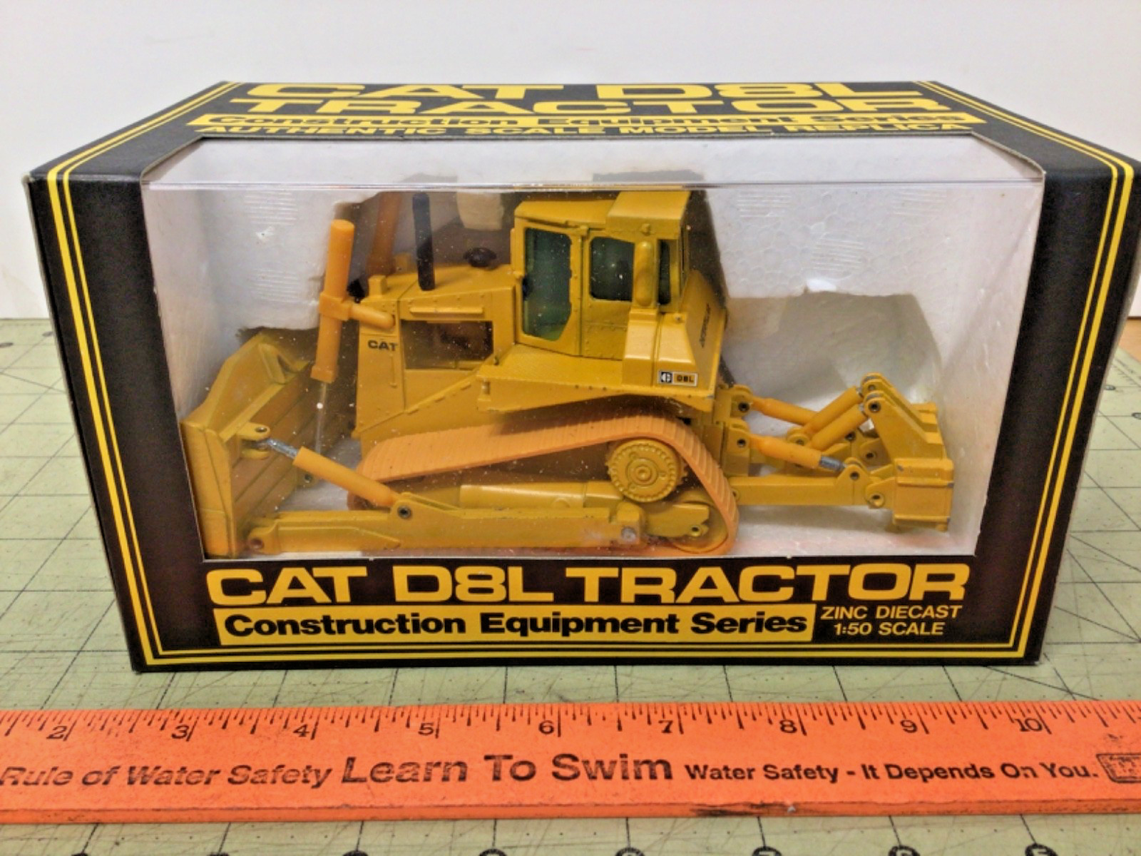 1:50 CAT D8L tractor dozer with ripper by NZG NIB stock #231962 READ