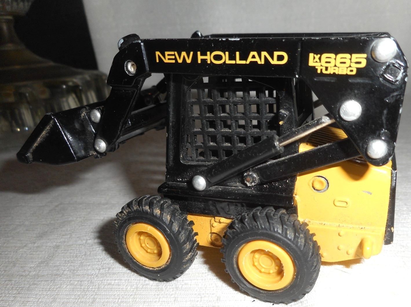 New Holland LX665 Turbo Hydraulic Skid Steer Loader Black 1:64 Scale Diecast