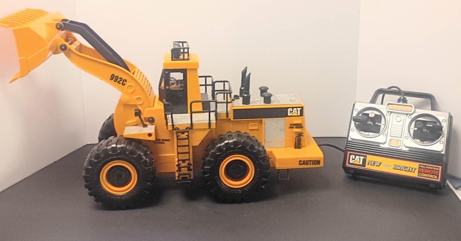 New Bright The Cat 992C Power Loader Tractor With Remote Vintage 1986 21″ Works!