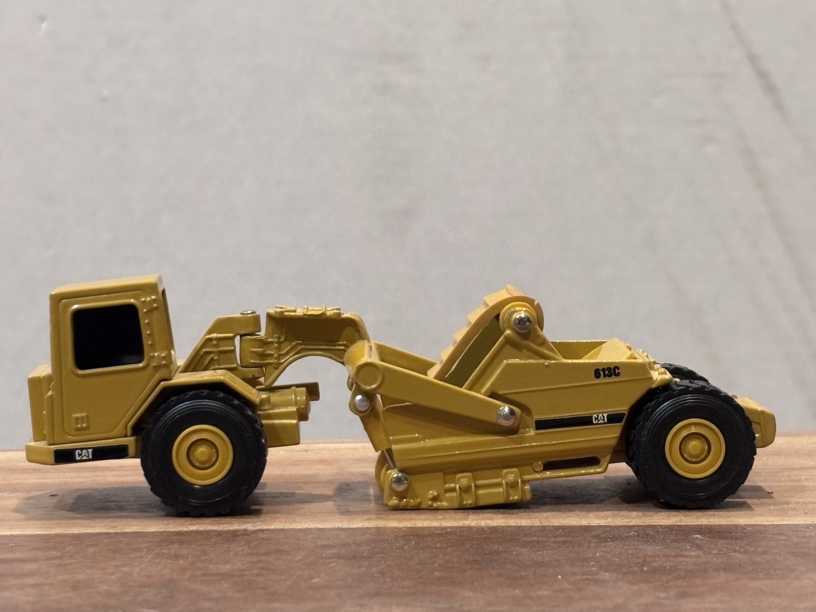 ERTL DIE CAST CAT Caterpillar 613C Wheel Tractor Elevating Scraper 1/64 Scale