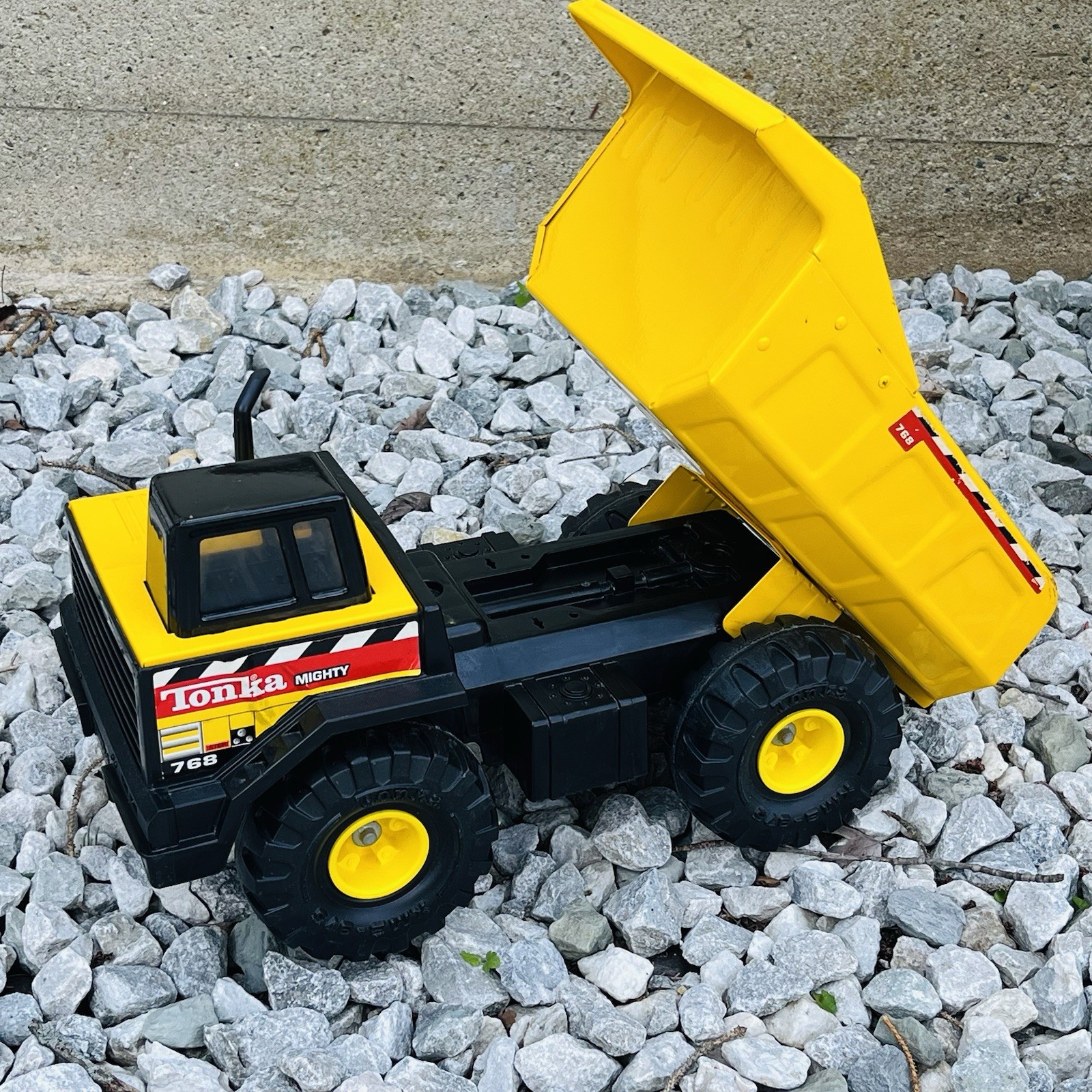 VTG Tonka 1993 Mighty Dump Truck 768 XMB 975 Tires Pressed Steel **FAST SHIP**