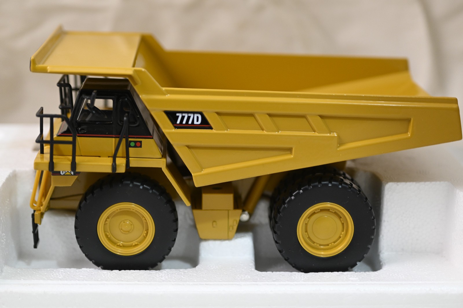 NORSCOT 55104 ‘CAT 777D OFF HIGHWAY DUMP/QUARRY TRUCK’ 1:50 IN BOX
