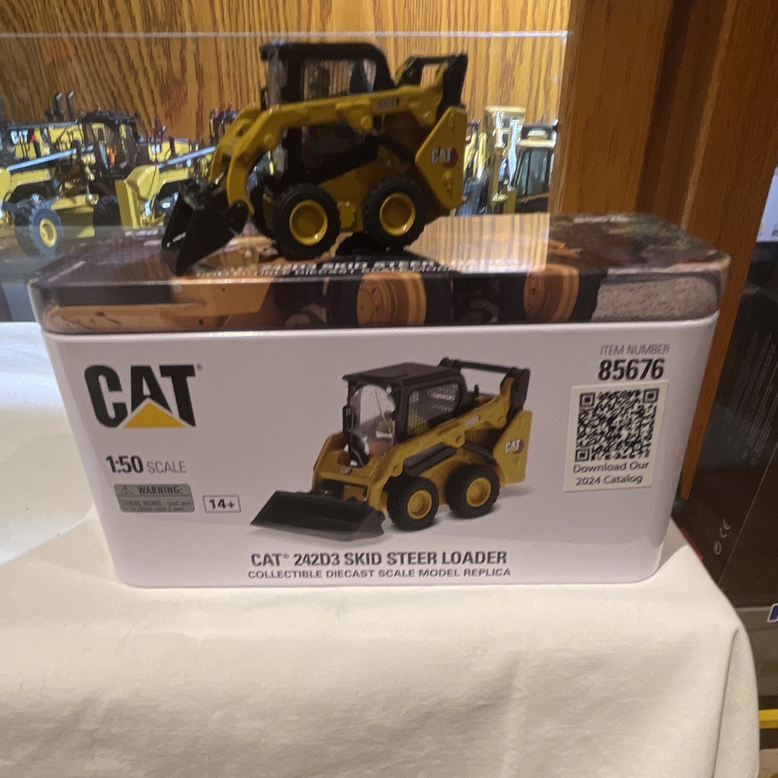 Diecast Masters High Line CAT 242D3 Skid Steer Loader Diecast 1:50 w/ Case 85676