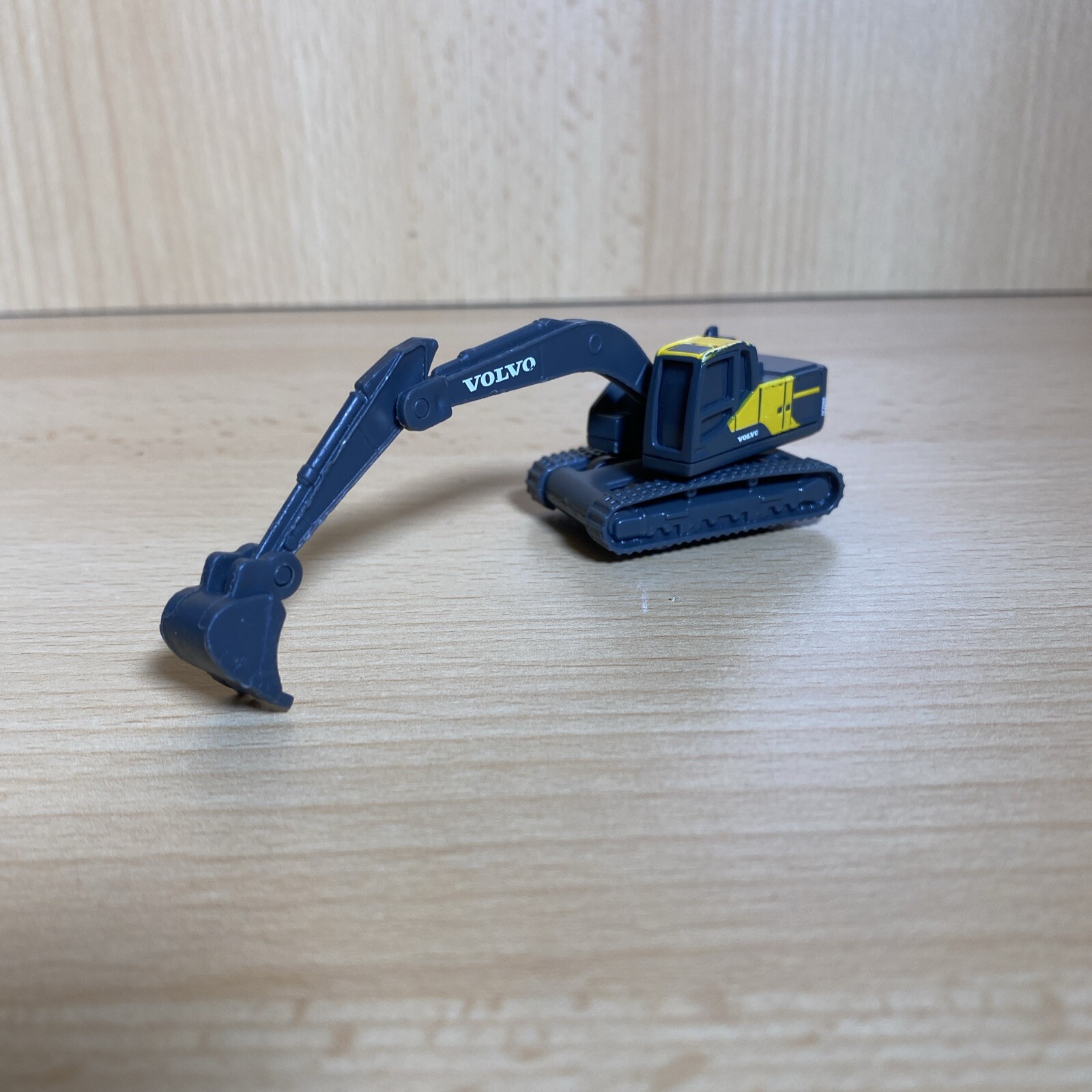 Volvo EC220E Excavator Plastic Toy Model Crawler Digger (3″) Maisto