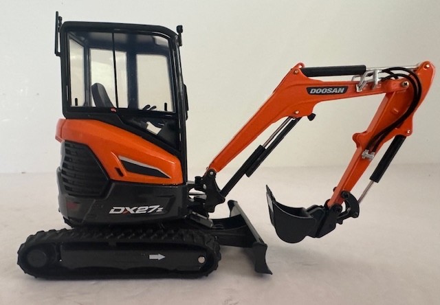 1:25 Doosan DX27Z Compact Excavator UH IMC Diecast Model #UH8141