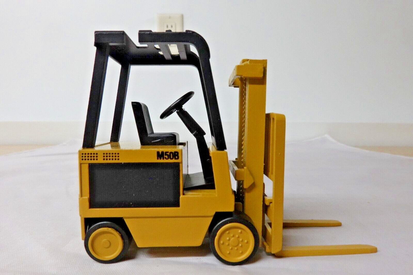 NZG 225 CATERPILLAR M50B FORK LIFT TRUCK 1:25 SCALE