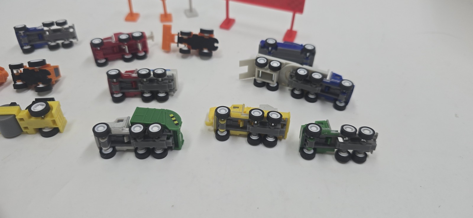 Mini Diecast Construction & Utility Vehicle Toy Set with Road Signs & Finish