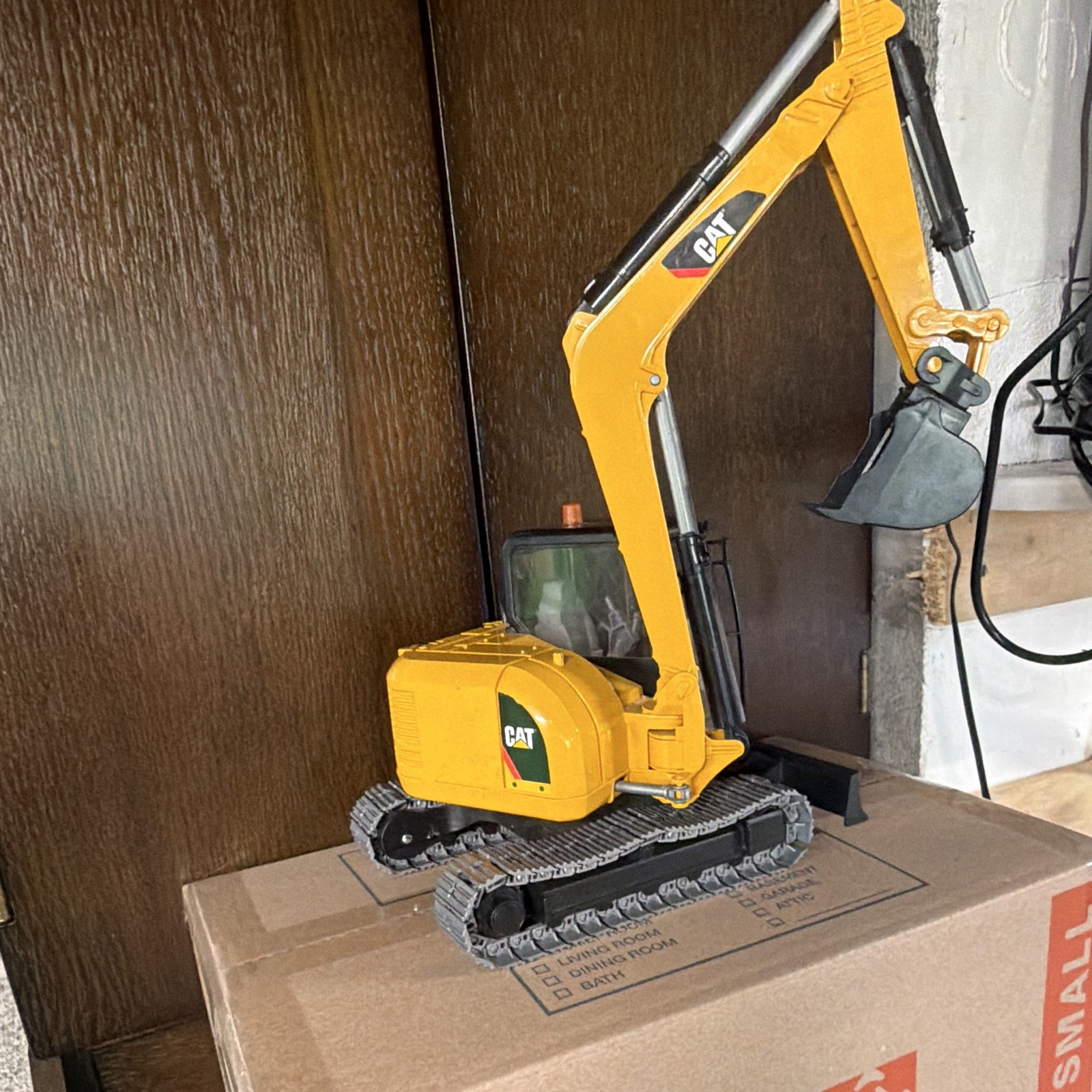 CAT 1:16 Diecast Excavator Construction Equipment Model Toy Yellow/Black/Gray