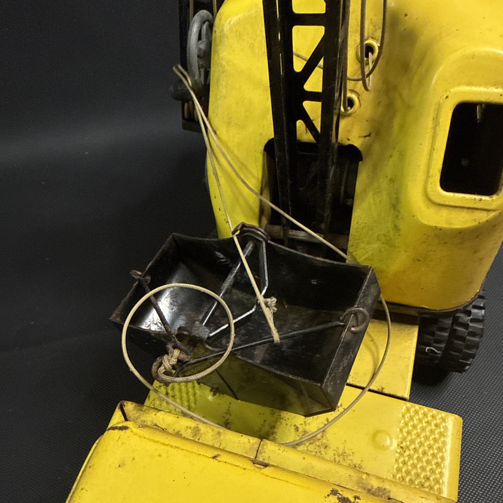 VINTAGE STRUCTO MOBILE CRANE PRESSED STEEL READ