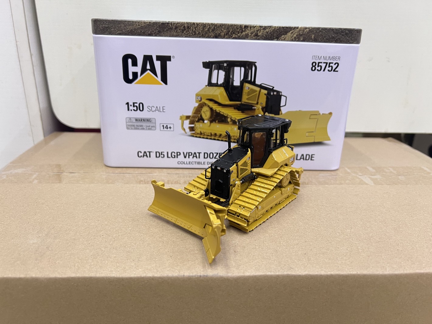 DM 1/50 Scale Cat D5 LGP VPAT Dozer with Foldable Blade Diecast Model 85752