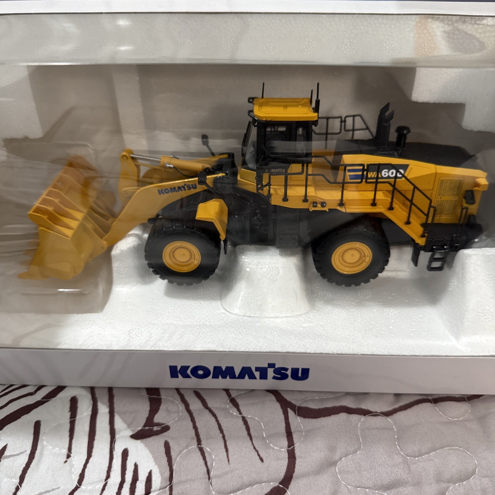 Komatsu WA600-8 Wheel Loader Wheeled Loader With Forks 1:50 Model 8153 MB