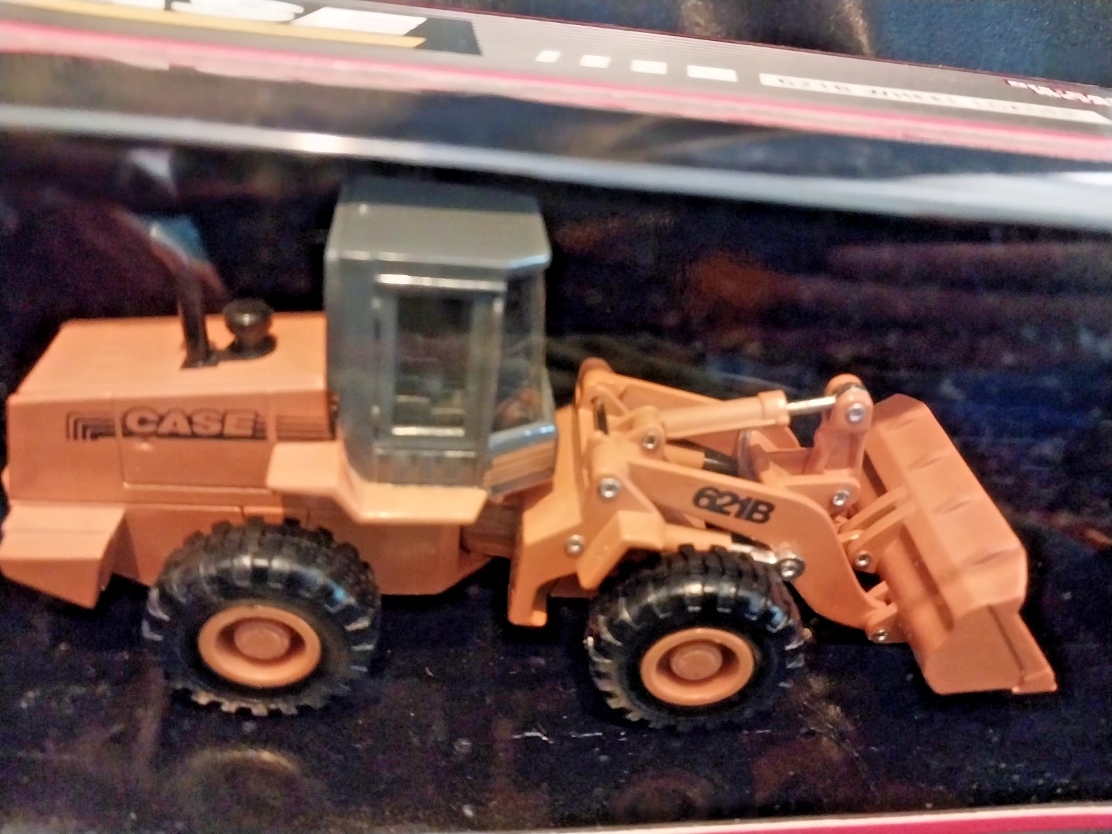 Ertl Case 621B Wheel Loader 1:50 Diecast Metal, Yellow, Articulated Body