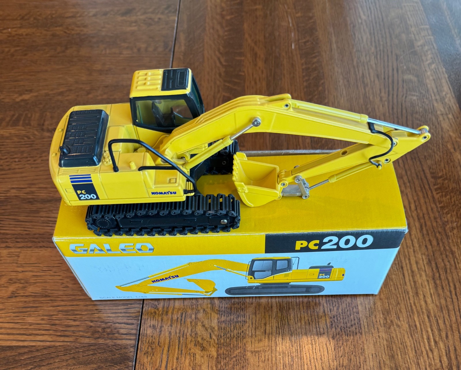 Galeo Komatsu PC200 Excavator 1:43 scale NIB