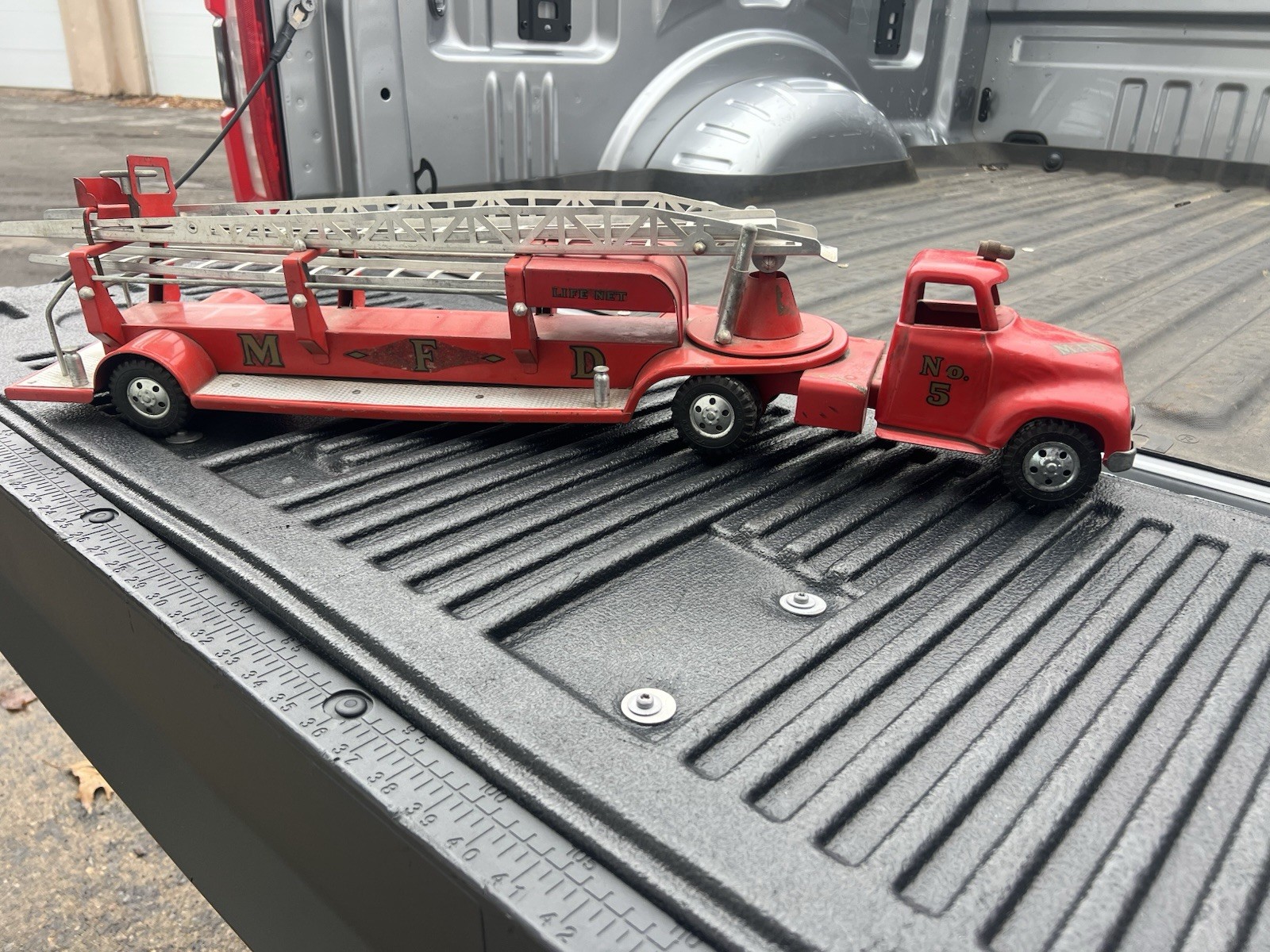 Vintage 1954 Tonka Aerial Ladder Fire Truck 33” #700-4 1st year B missing string