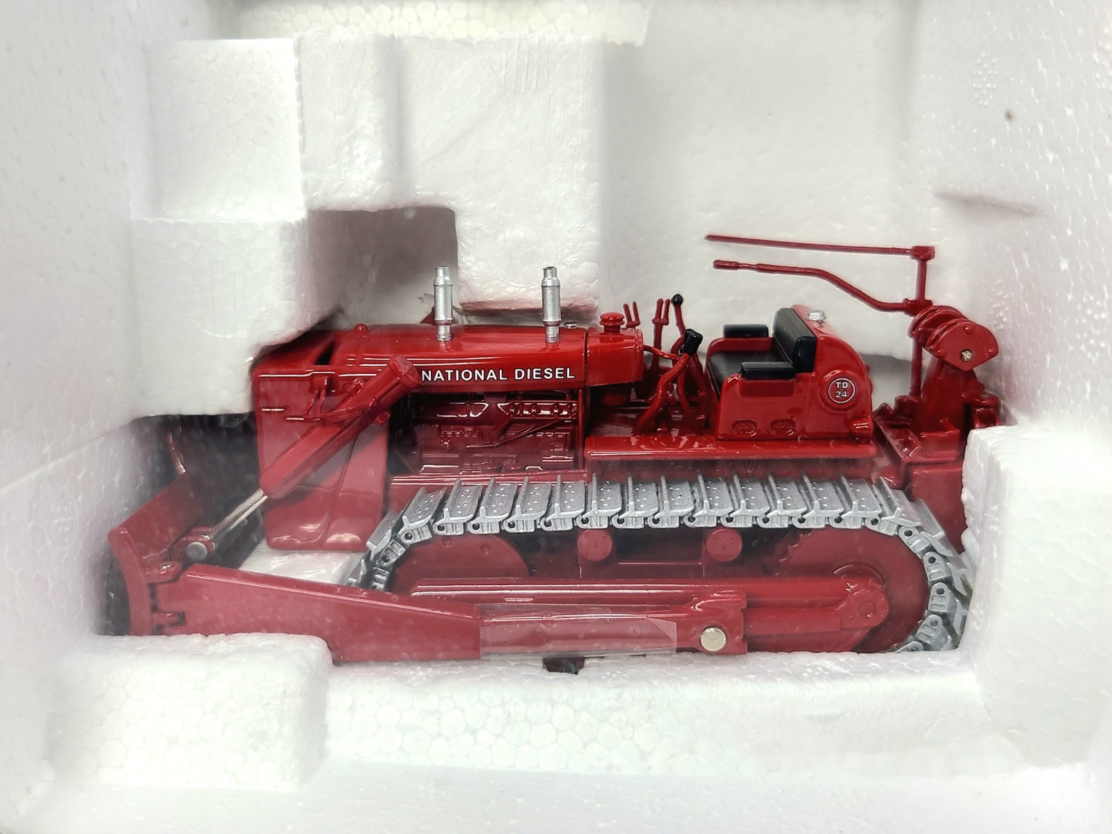 International IH TD-24 Dozer with Hyd. Blade – SpecCast 1:50 Scale #ZJD1553 New