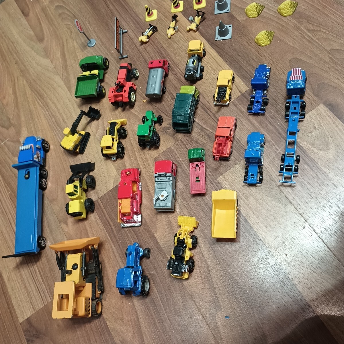 Toy Construction Vehicles Semis/Dozer/Dump Truck/Tow Truck/Mixer 1/64 Lot Of 20+