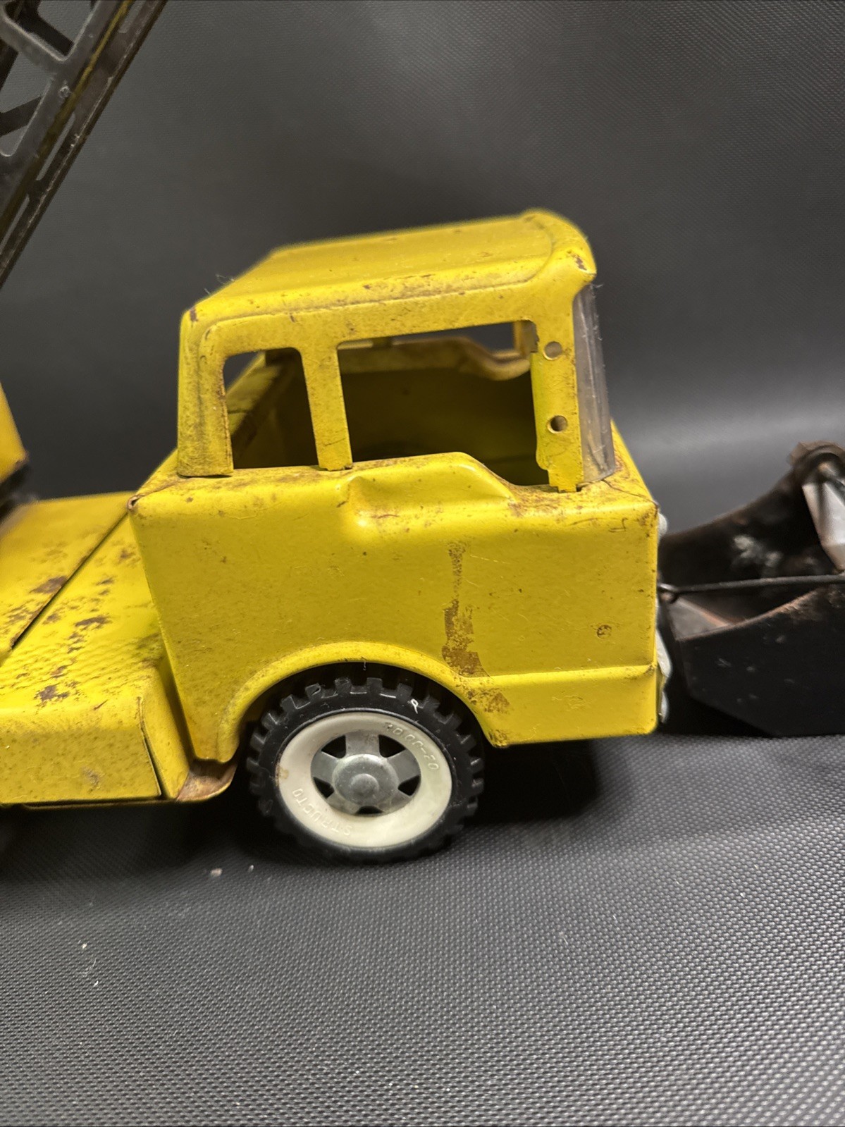 VINTAGE STRUCTO MOBILE CRANE PRESSED STEEL READ