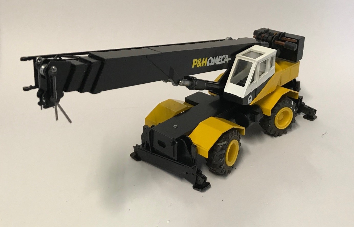 CONRAD – P&H Omega Black and Yellow Crane – 1/50 – CON2075/0