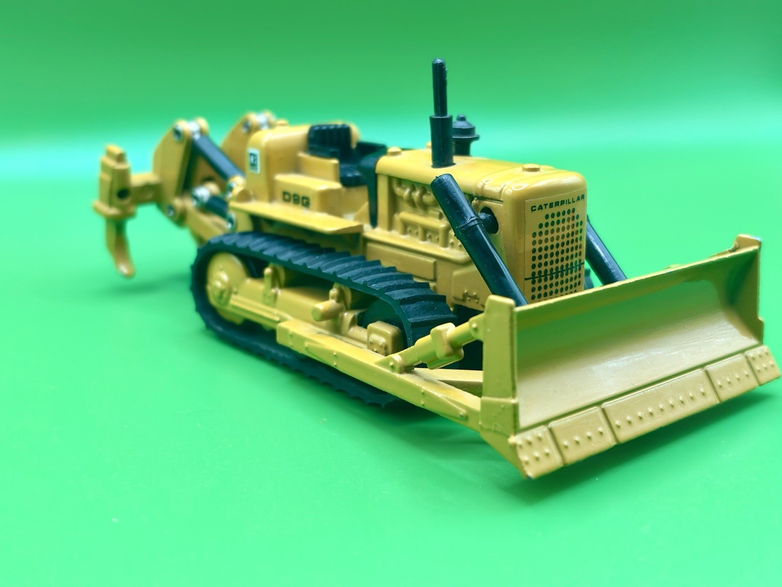 Caterpillar Cat D9G Dozer with Ripper – Shinsei 1:74 Scale No. 32