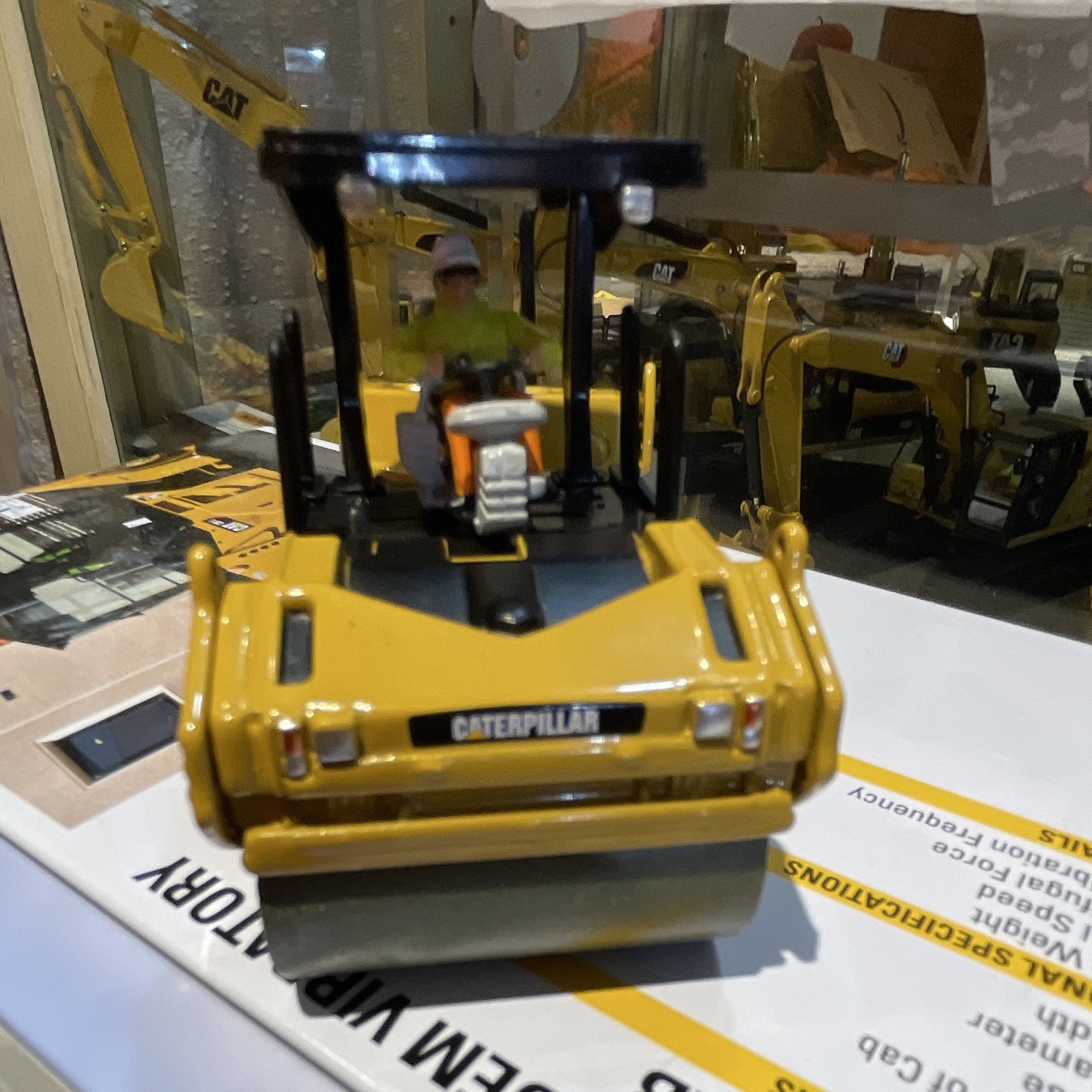 Diecast Masters CAT CB13 Tandem Vibratory Roller Cab Diecast 1:50 85595