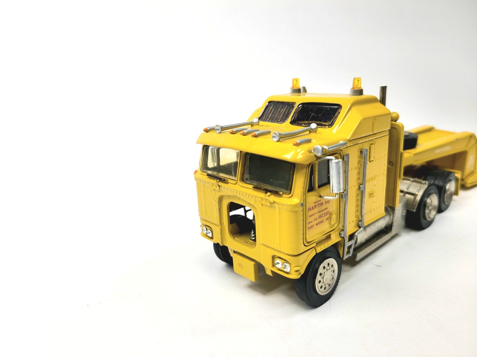 Kenworth K100 6×4 Sleeper with Lowboy Trailer Yellow ASAM Smith 1:48 Scale Model