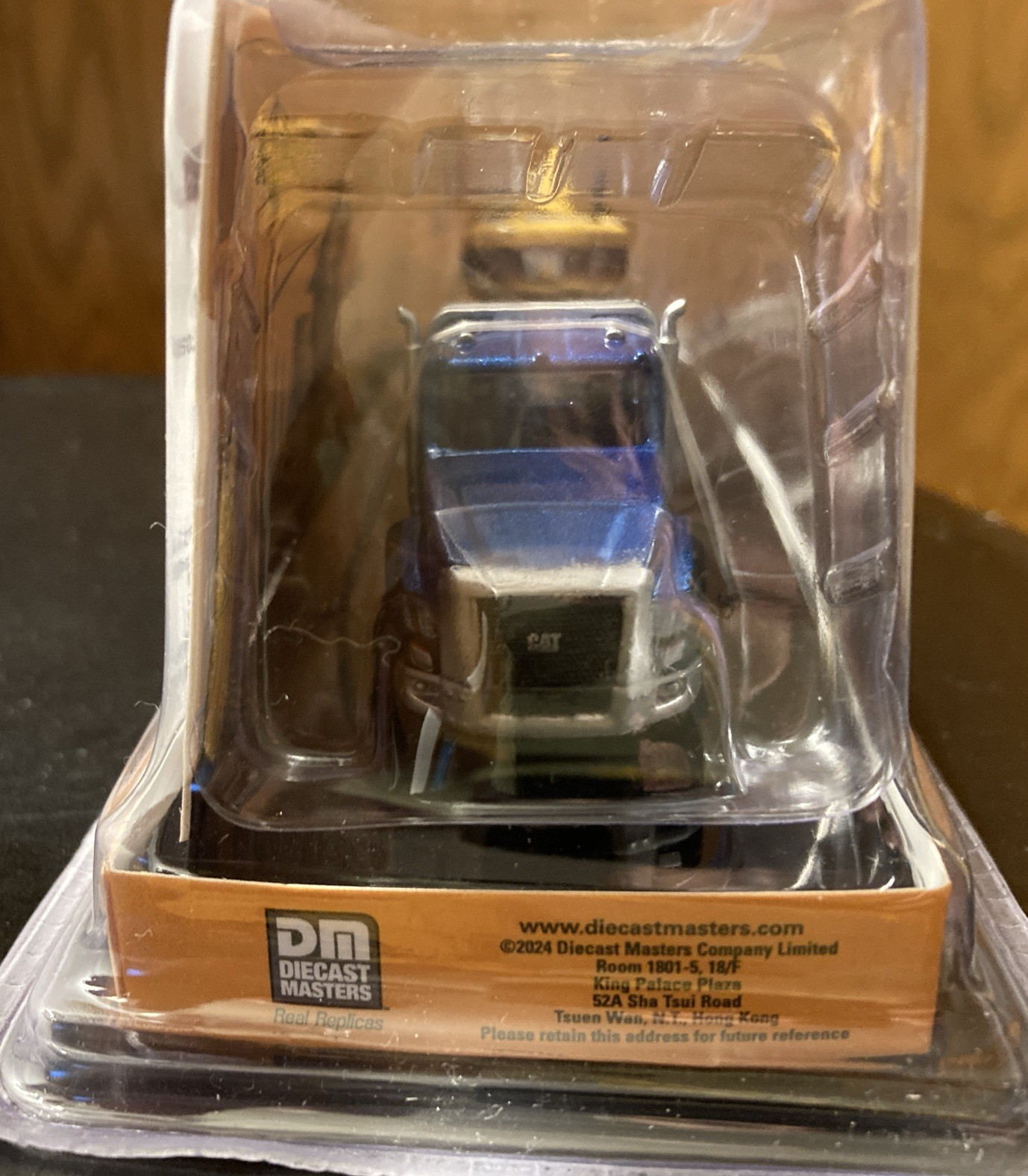 CAT 1:87 Scale Semi Tractor with Lowboy Trailer Collectible Diecast Machines