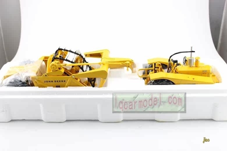 1:24 Scale John Deere 840 Diesel with 400 Scraper – Reuhl Model #JD840/400 New