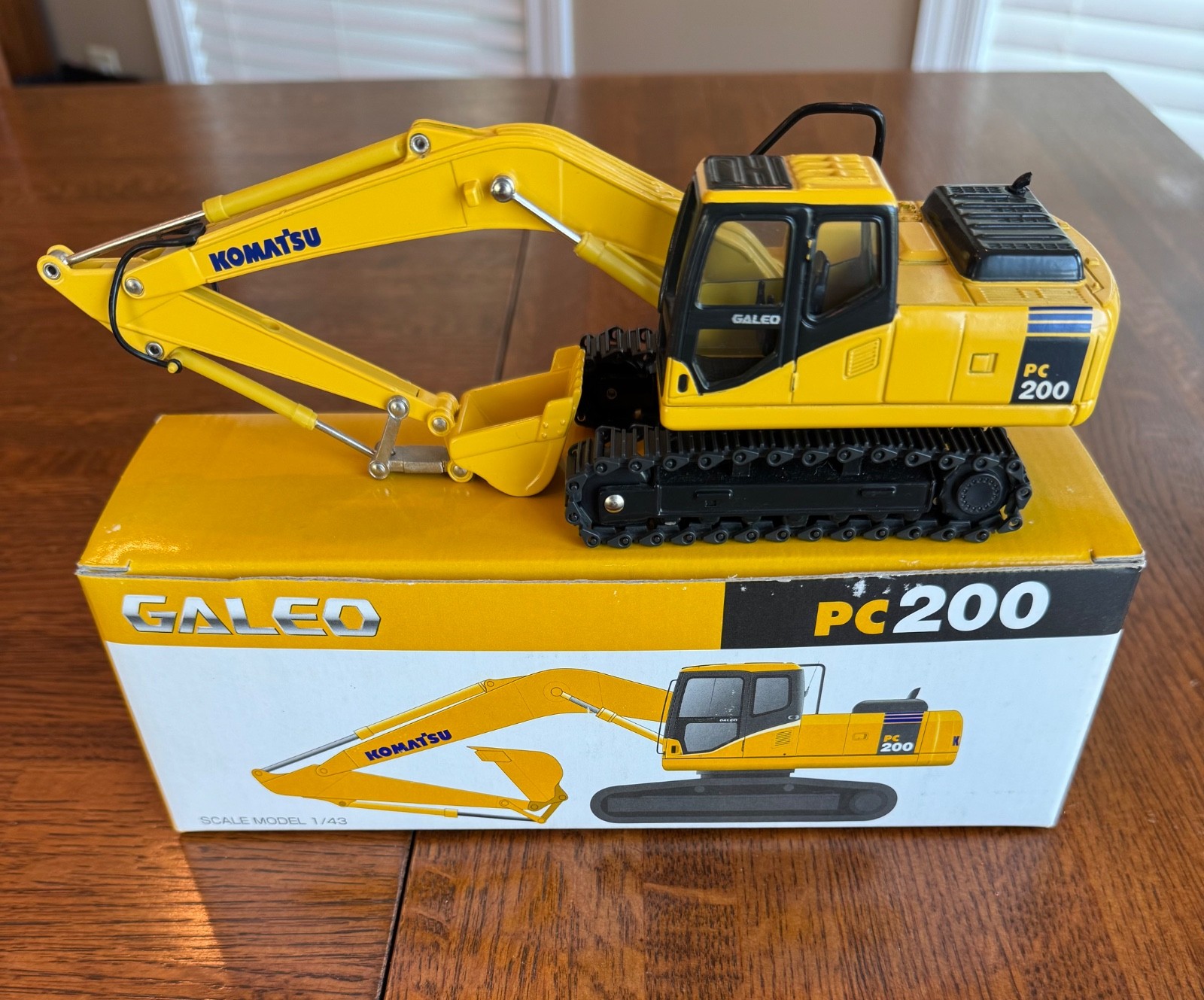 Galeo Komatsu PC200 Excavator 1:43 scale NIB