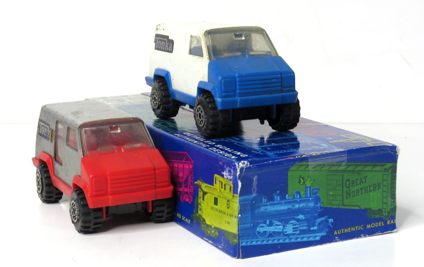 ONE PAIR VINTAGE TONKA VAN 1978 & 1977 SRAMBLERS VANS STEEL & PLASTIC SOLD AS IS