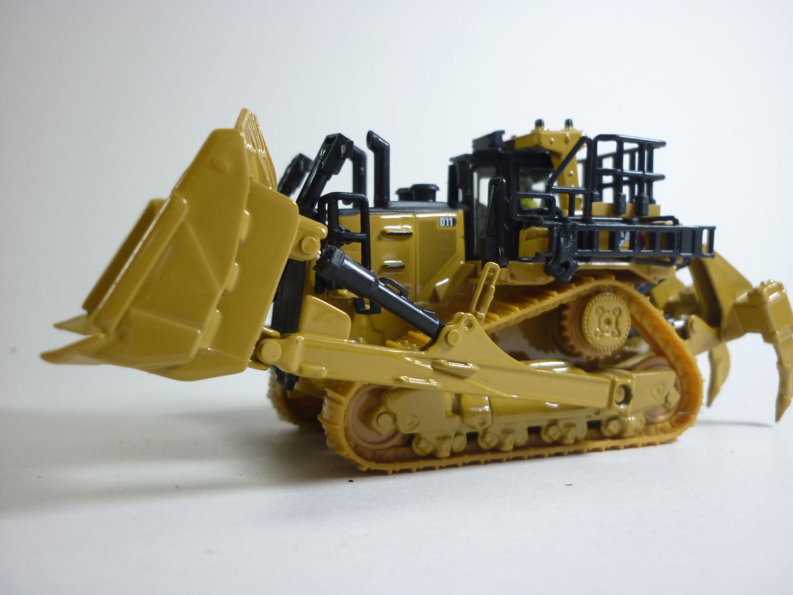 DieCast Masters 1:87 Caterpillar D11 Bulldozer Die-Cast Model TKN With OVP