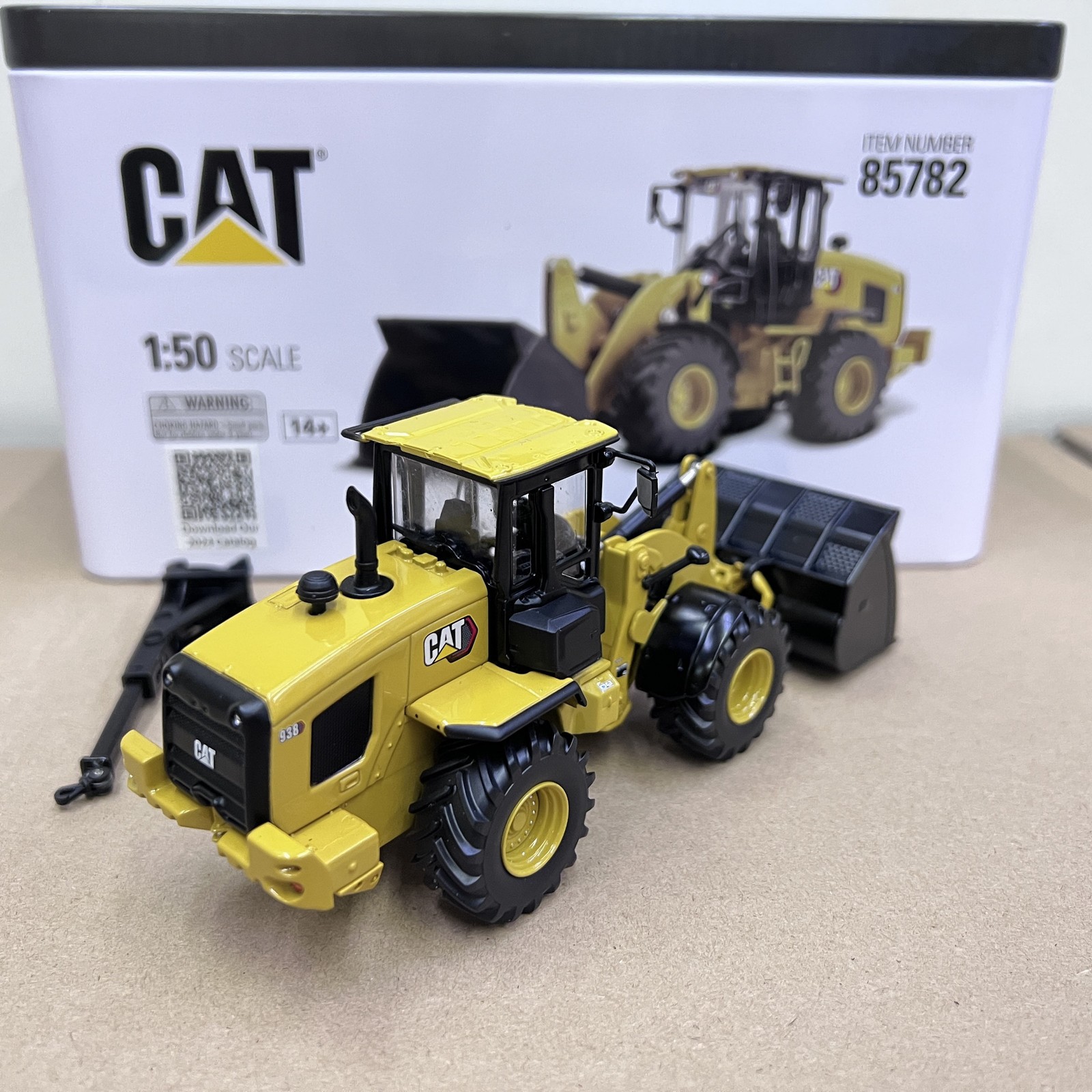 DM 1:50 CAT 938 Caterpillar Wheel Loader Alloy Engineering Forklift Model 85782