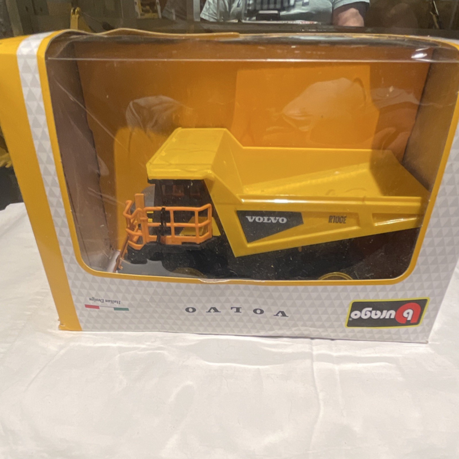 Bburago Volvo R100E Dump Truck 1:60 Construction Yellow Black Orange