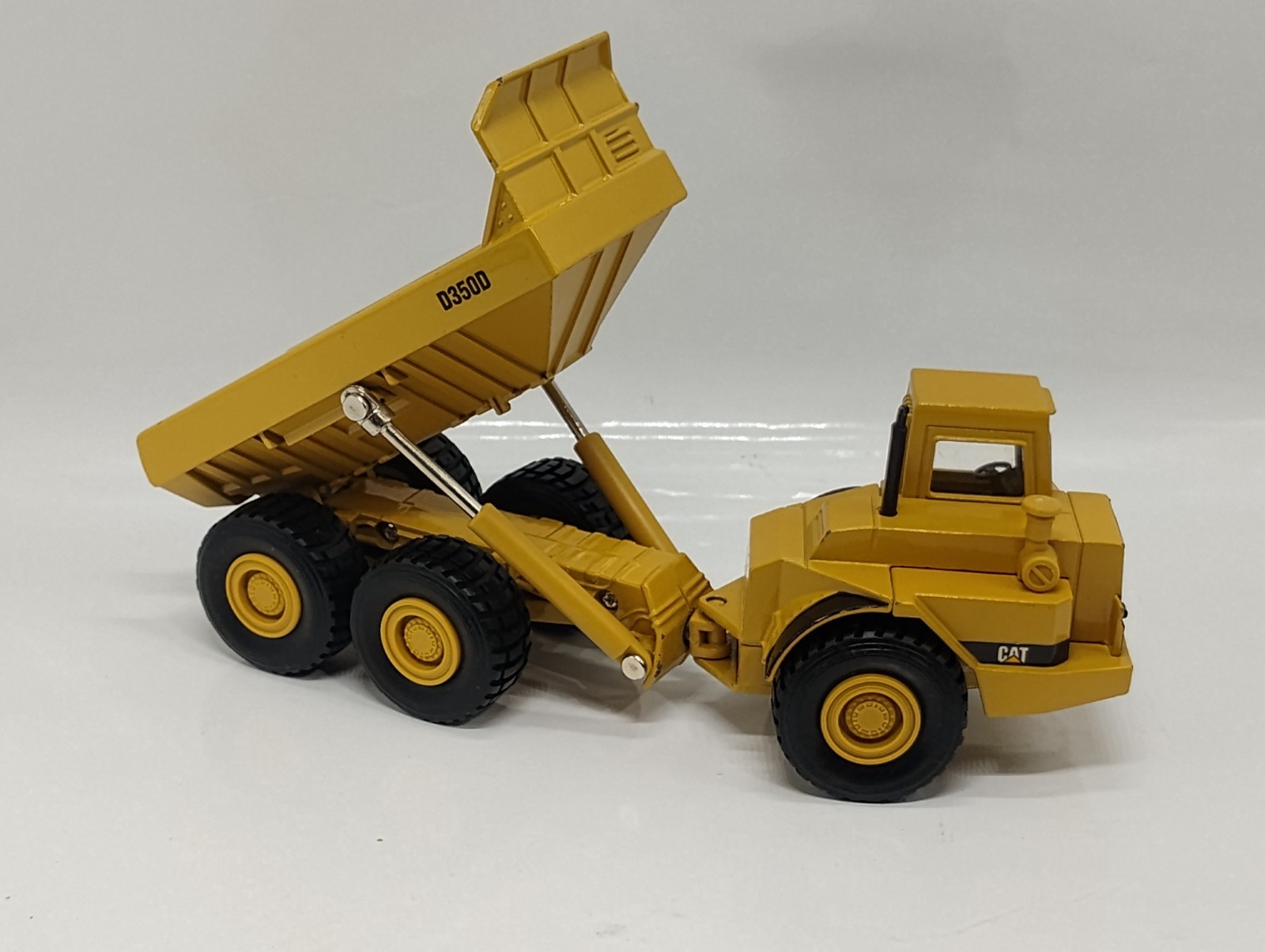 ERTL 1:50 Scale Caterpillar Cat D3500 Articulated Rock Truck
