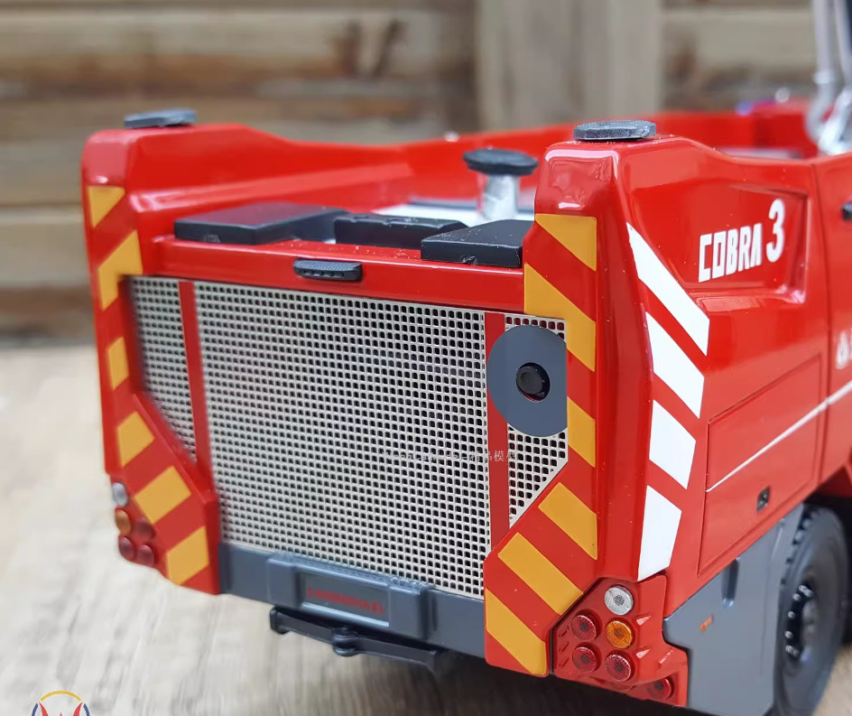 1:43 YongQiang COBRA3 Airport Foam Fire Truck Rescue Engine Diecast Model