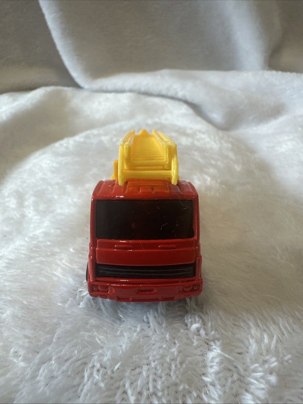 Maisto Red & Yellow Diecast Crane Truck Construction Equipment Toy Vehicle.
