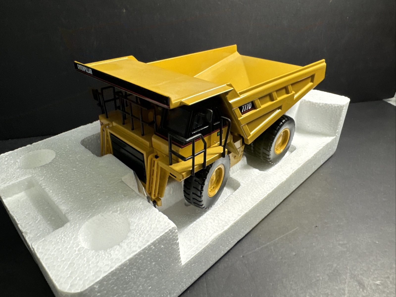 CAT CATERPILLAR 777D OFF-HIGHWAY TRUCK 1:50 SCALE MODEL – NORSCOT 55104 T121