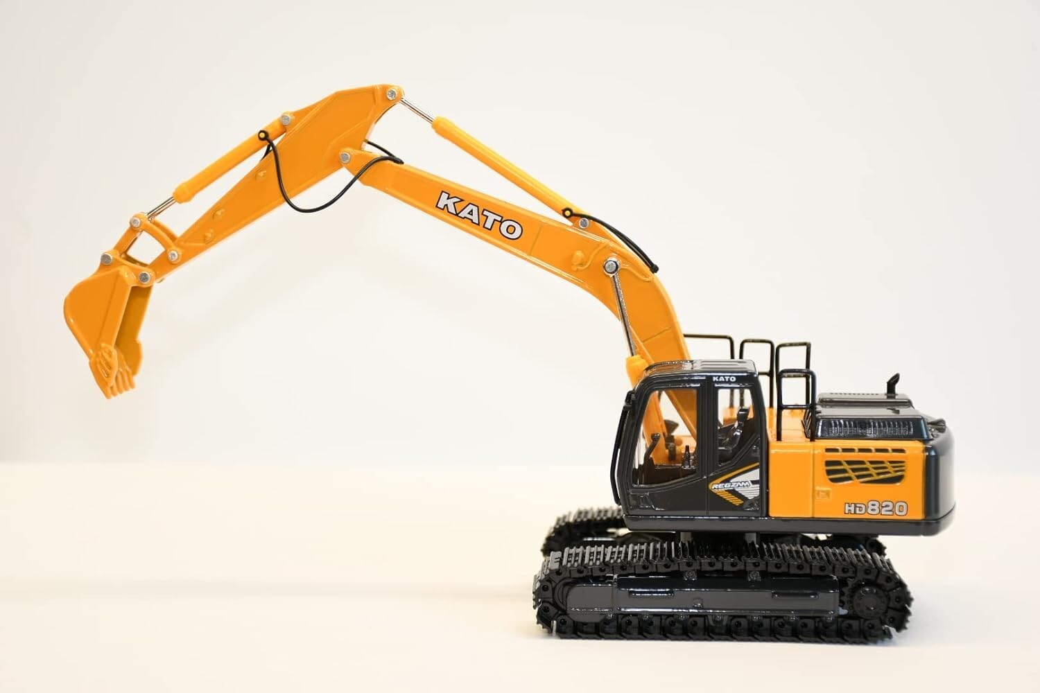 KATO 1/50 Scale HD820-7 Excavator Diecast Model Yellow Japan Construction