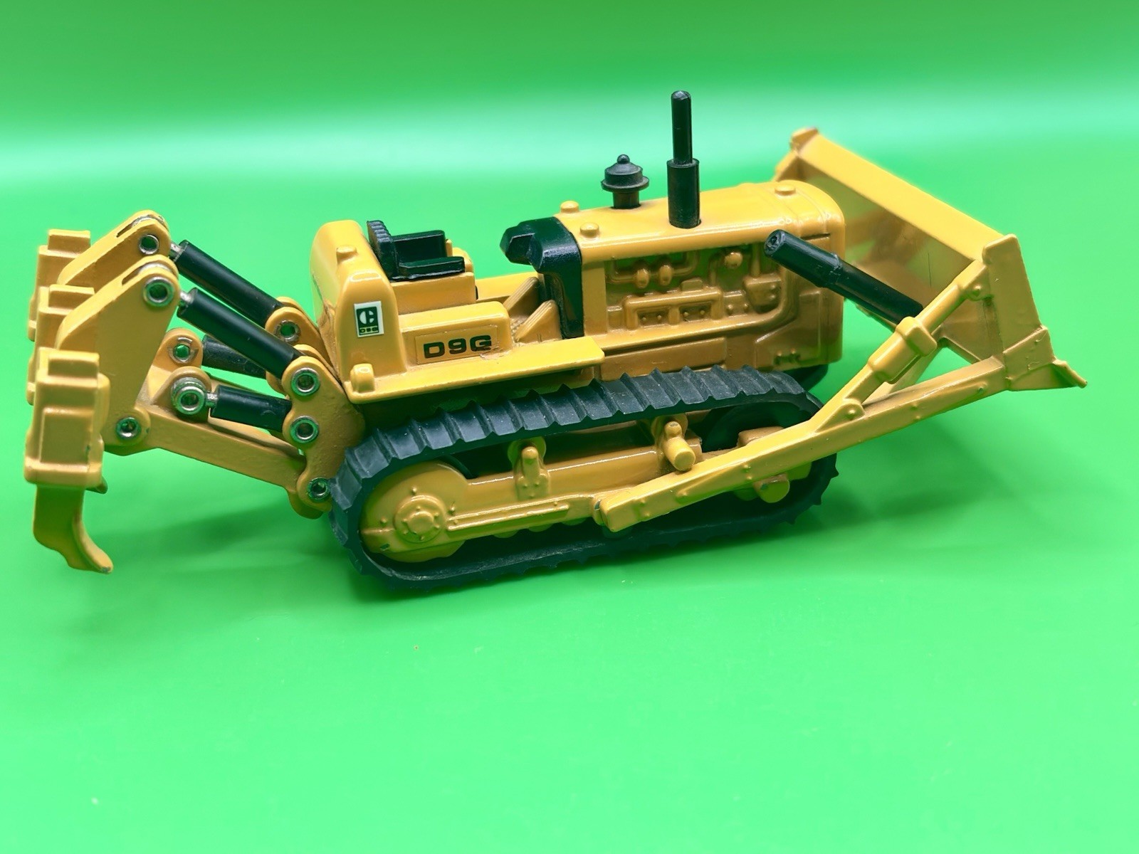 Caterpillar Cat D9G Dozer with Ripper – Shinsei 1:74 Scale No. 32