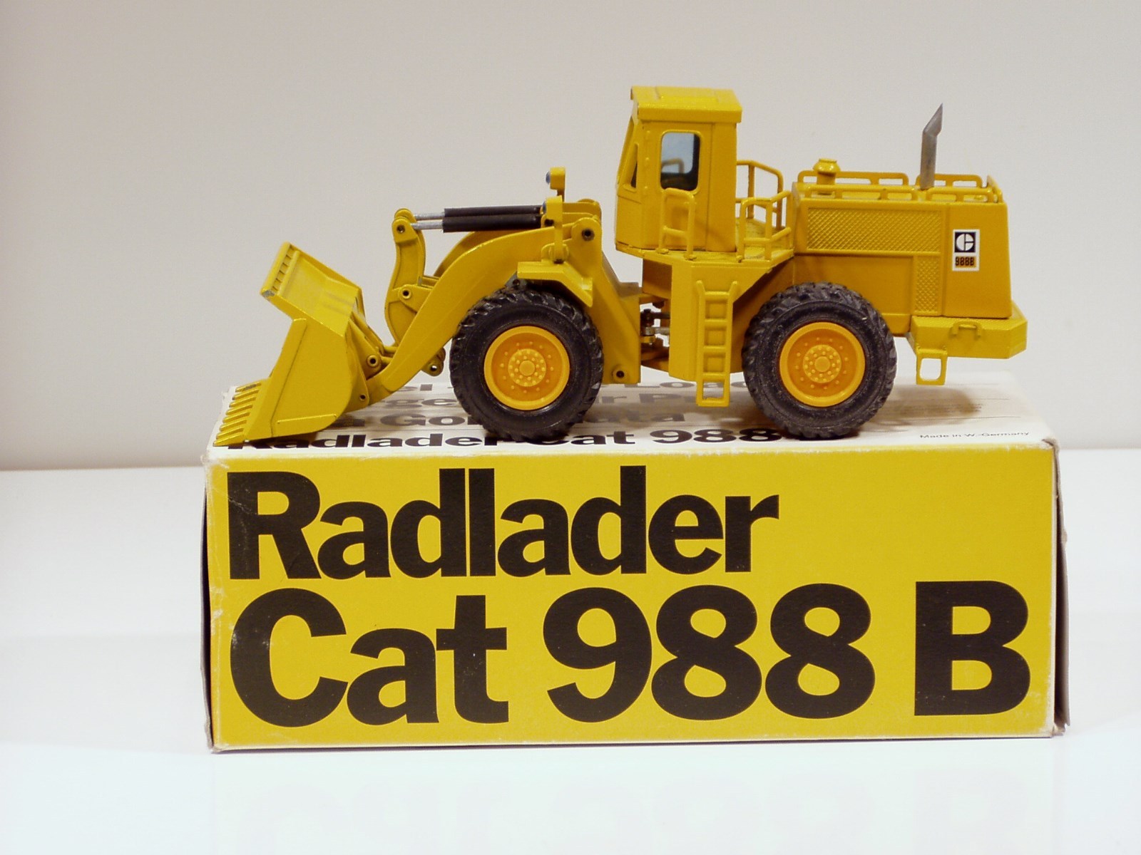 Caterpillar 988B Loader – o/c r/h – 1/50 – NZG #167 -N.MIB