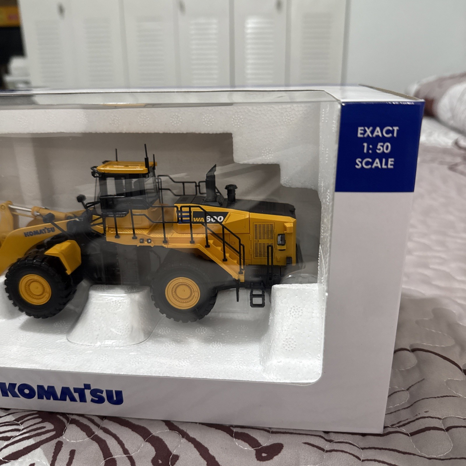 Komatsu WA600-8 Wheel Loader Wheeled Loader With Forks 1:50 Model 8153 MB
