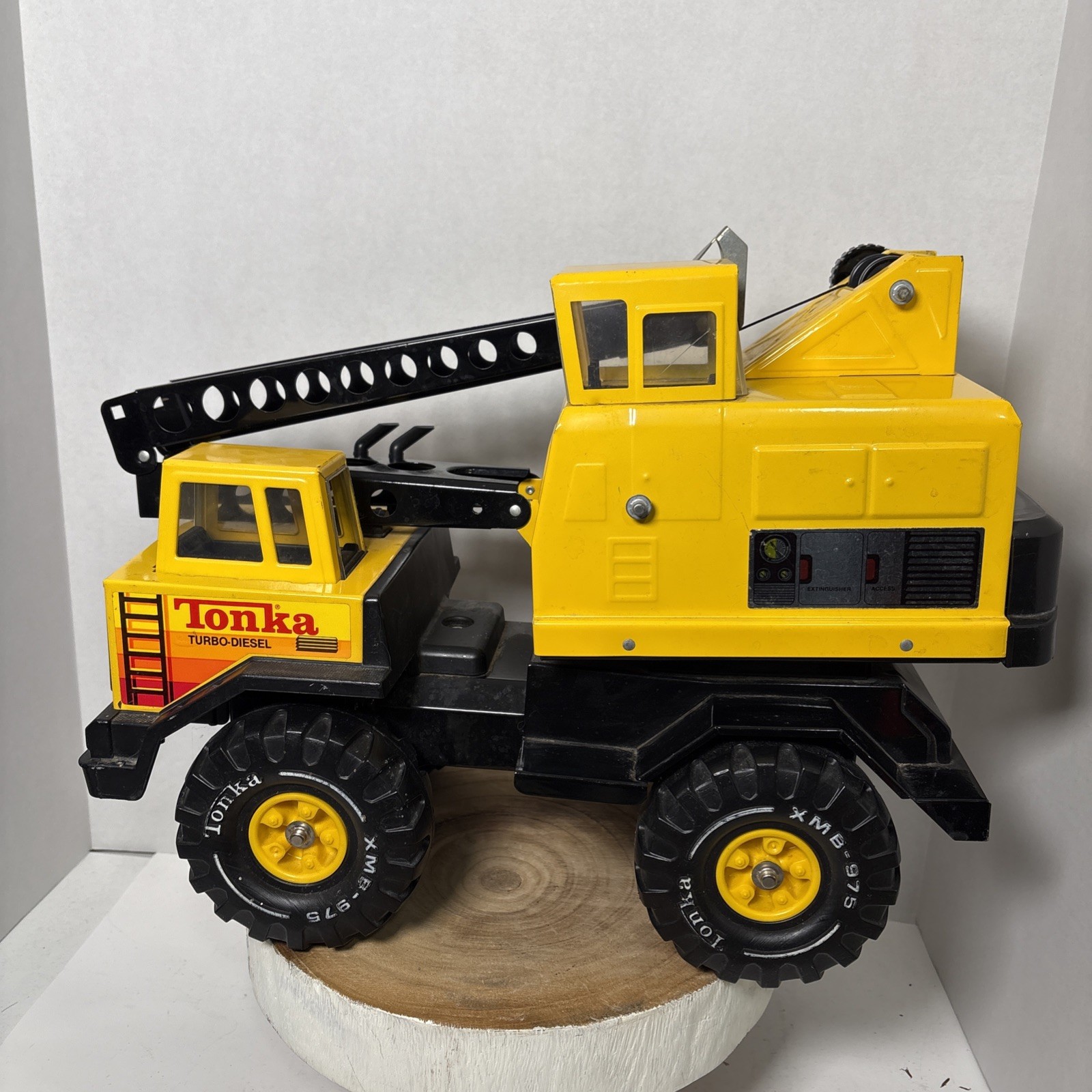 Vintage Die Cast Tonka Turbo Diesel XMB 975 Clam Bucket Crane Truck (No Bucket)