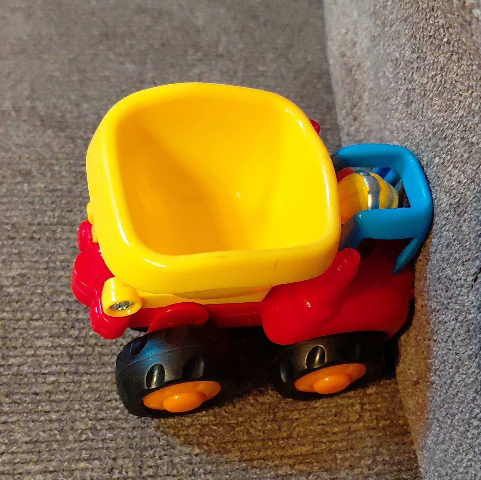 Huile Toys Red Yellow Dump Truck Construction Vehicle Toy Movable Bed Driver