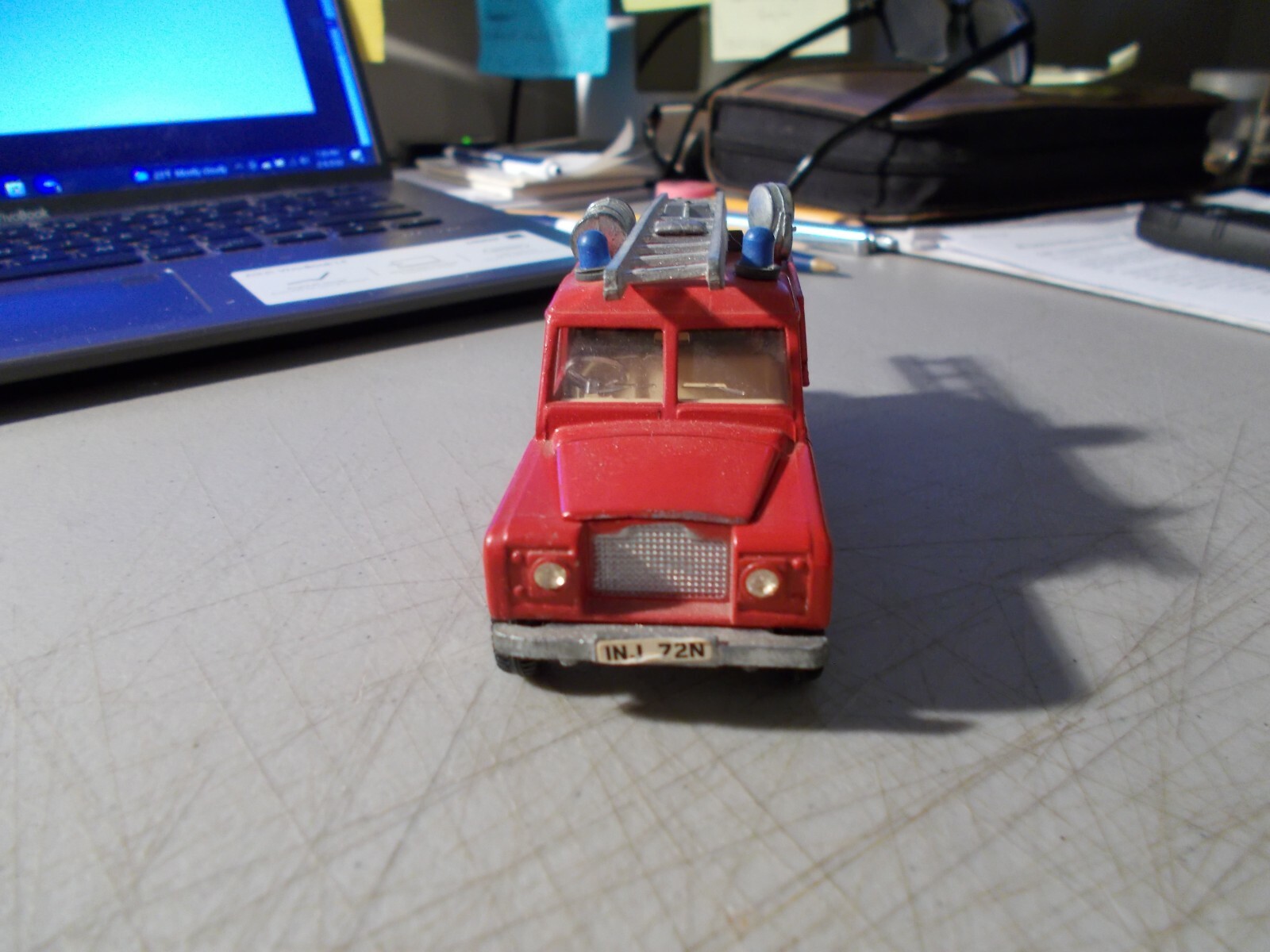 VINTAGE DINKY TOYS DIE-CAST 109 WB LAND ROVER FIRE SERVICES + LADDER 4.5″ LONG