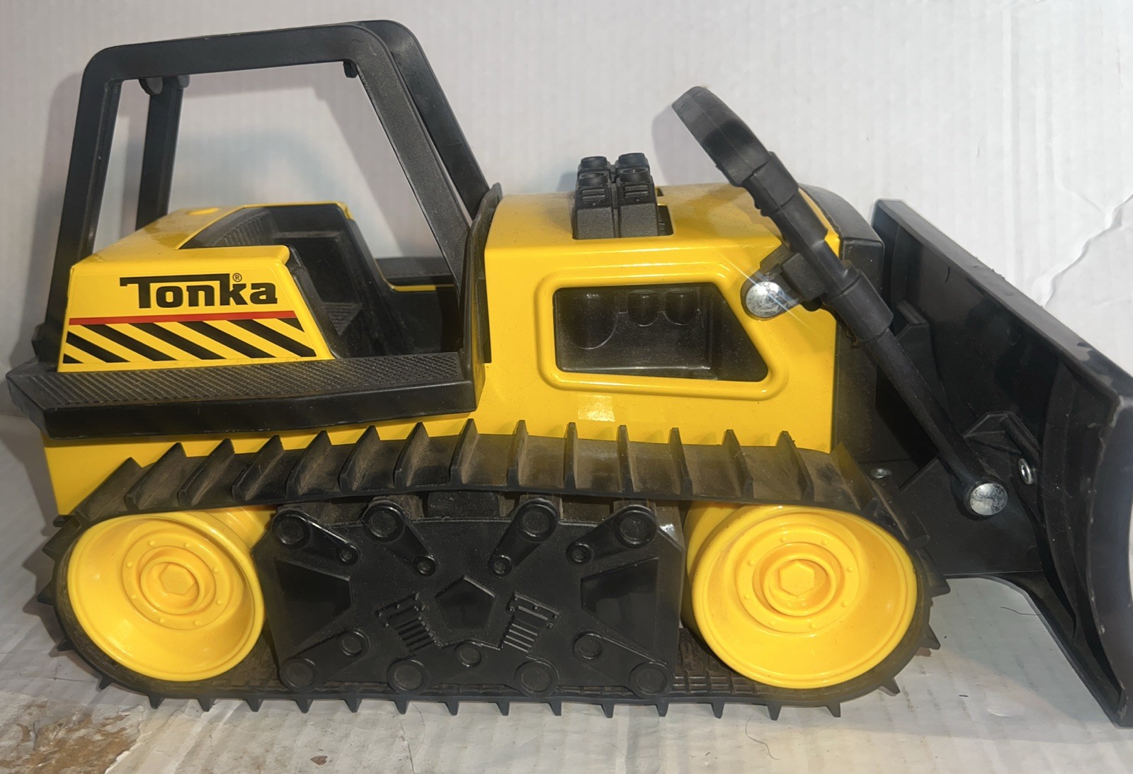 Tonka pressed steel, plastic bulldozer, 1/16 scale model 2012.