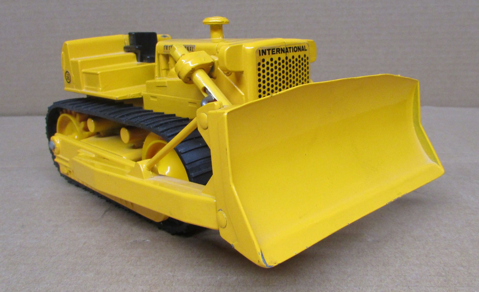 Vintage Ertl IH International TD25 Crawler With Blade 1/16 Dozer