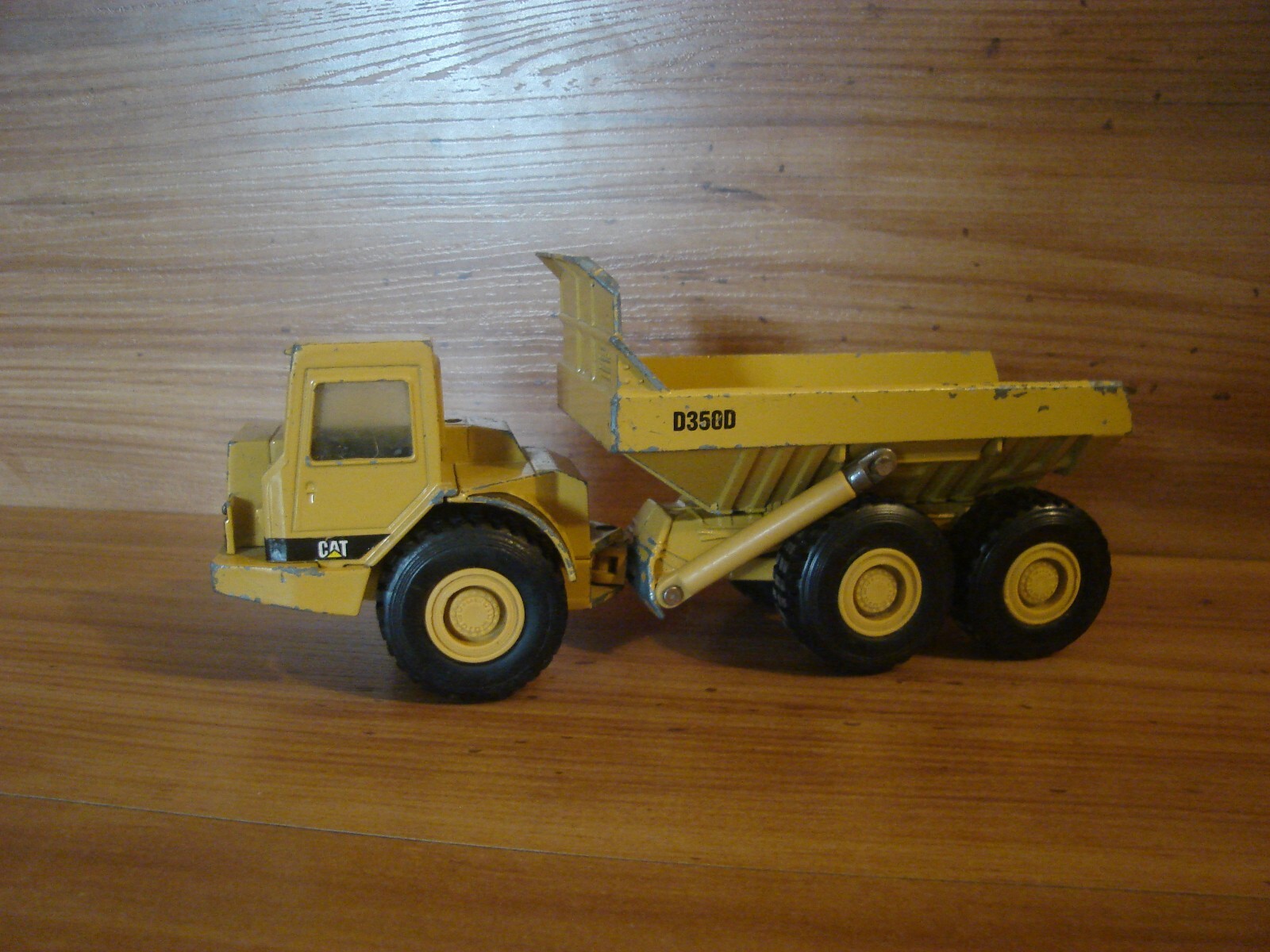 ERTL CAT Caterpillar D350D Articulated Dump Truck 1:50 Diecast